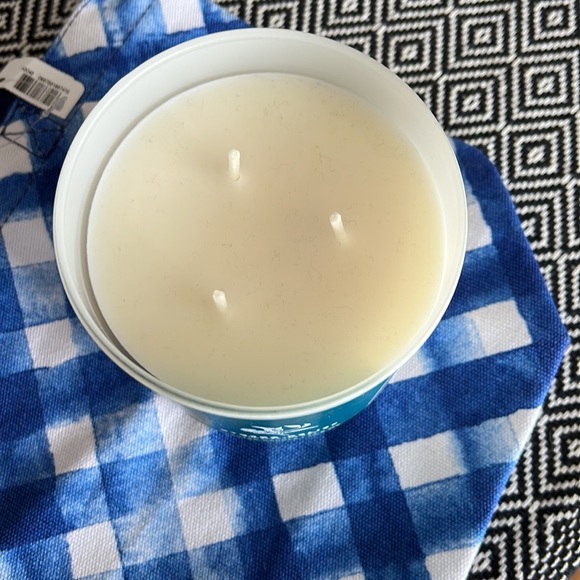 Bath & Bodywork’s stress relief candle with gift bag - Picture 5 of 6